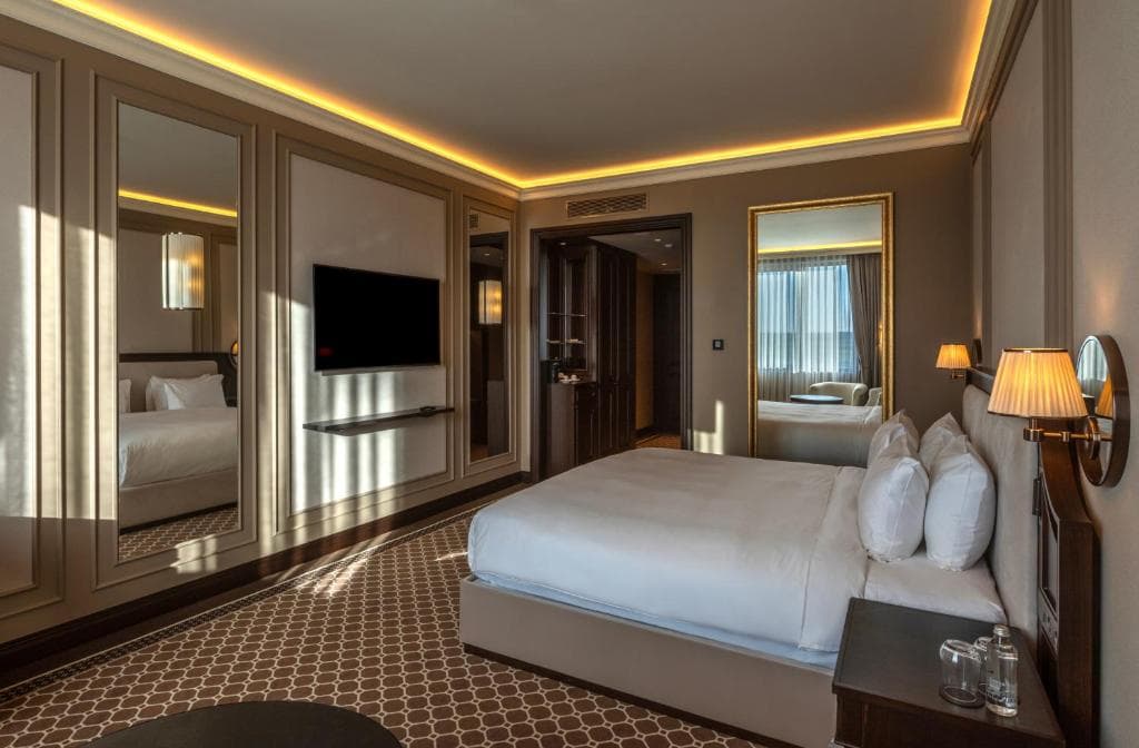GoldenEye Hotel & Casino - 5